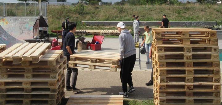 Jugendliche arbeiten mit Paletten